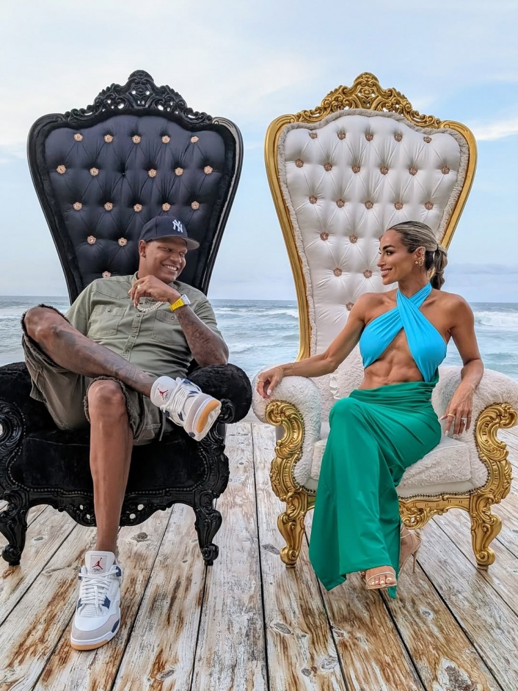 九游-无眉大侠维拉纽瓦晒与二婚妻子合照 后者身材健美&amp;腹肌明显