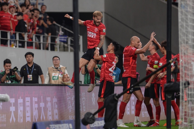 九游体育网站-中超争冠悬念或持续至末轮，前四队伍实力相当难分伯仲