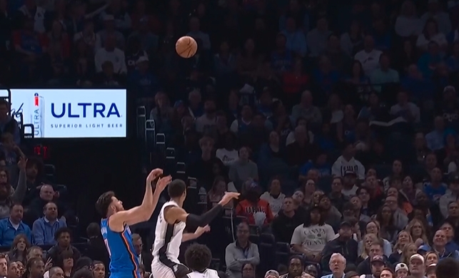 九游体育网站-让你看看什么是DPOY！文班轻跳送上大帽 轻松扇飞切特干拔三分