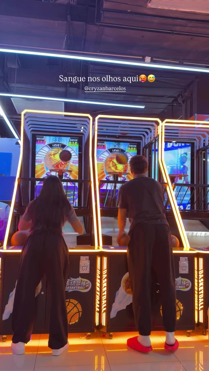 比分直播-放松身心！克雷桑晒视频，与伴侣在电玩城玩投篮机、足球游戏