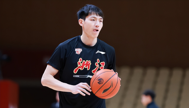 CBA顶薪后卫合同到期！与老东家有矛盾，季后赛被弃用